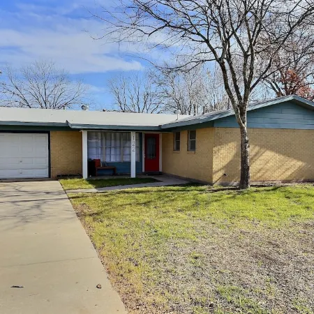 Remodeled home with firepit! 1 mile to Randolph AFB & 3 parks!