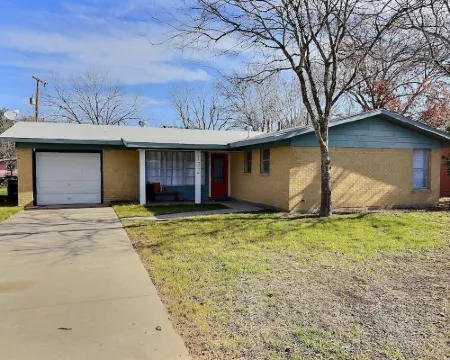 Remodeled home with firepit! 1 mile to Randolph AFB & 3 parks! Hoteles en Universal City