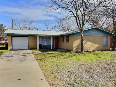 Remodeled home with firepit! 1 mile to Randolph AFB & 3 parks!