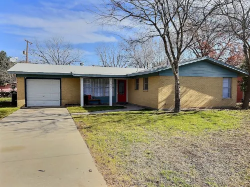Remodeled home with firepit! 1 mile to Randolph AFB & 3 parks!