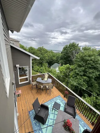 Private House with City and Lake Views- Close to Everything