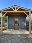Makin Memories NEW cabin on Lake Texoma. Less than a mile from boat ramp/beach.