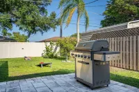 Close2Beach, Pool+FirePit, FencedYard,Sleeps10 Publix Super Market at Shoppes at Pelican Landing附近的飯店