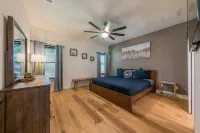 Modern luxury home - on 1/2 acre near Kalahari Hotels near Club Wildflower