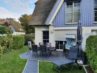 Thatched house with Southwest-terrace, centrally located, near to beach - بيت ضيافة