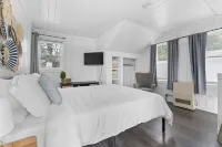 Lakeside Cottage ~ Pool, Hot tub & Private Beach Hotels near Sunny Hollow Quick Stop