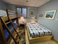 Secluded Mid-Century 10 minutes from Devils Lake State Park, Baraboo & skiing
