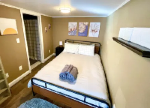 Garden Studio, access to I-93 to Airport, Tufts U, Hiking & Chevalier Theater.