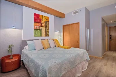 Experience European Charm: King Suite Condo with Balcony for Your Beach Getaway!