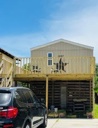 Charming Cottage I on Dickinson Bay