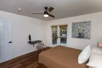 Pet-Friendly, Contemporary Home ✨5 min to Downtown✨