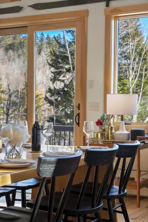 Ski Castle Lodge Luxe Mountain Retreat, 5 Min to Sunday River. Safety Certified. Отели в г. Ньюри