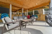 Beautiful Home! 2-Min Walk to the Beach, Saltwater Pool, Private - بيت ضيافة