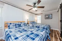 3 Queen Beds, 2 Min to Fairgrounds, Fenced Yard