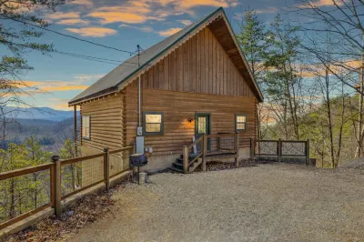Breathtaking Views! Couples Retreat!