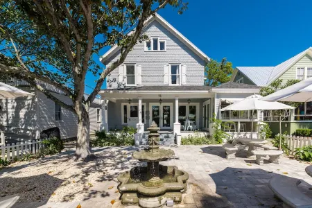 Adorable Guest House walking distance to Historic St. Augustine!