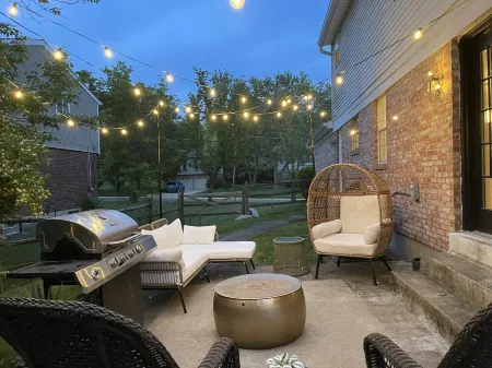 Modern home near highways, king beds, ping pong table Отели в г. Фэрфилд