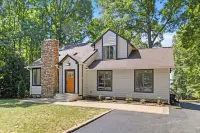 Lakeside Haven: Spacious Retreat with Stunning Views and Family Fun