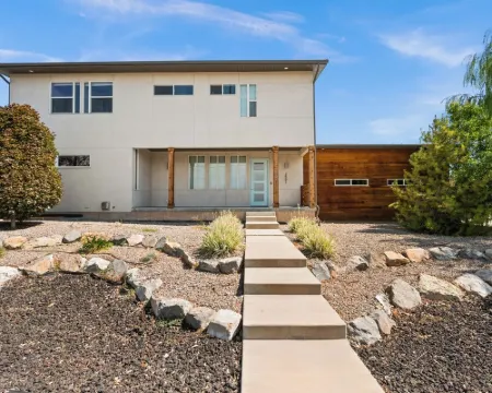 Modern House, Fully Fenced, Private Balcony, Fire Pit, Close to Ski Resorts Hotels in Millcreek