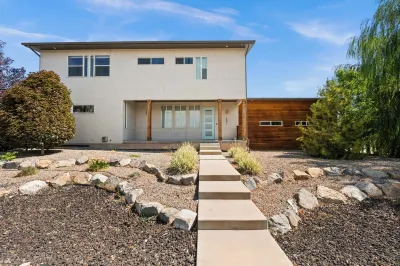 Modern House, Fully Fenced, Private Balcony, Fire Pit, Close to Ski Resorts
