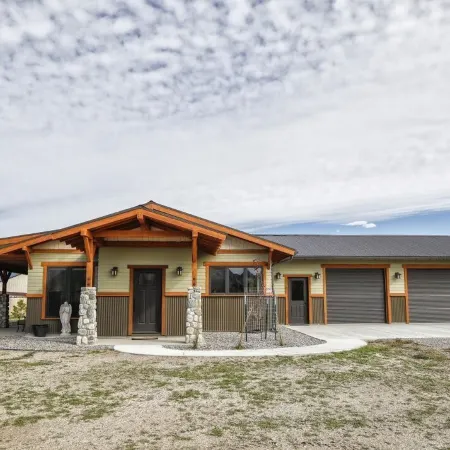 Modern Dog Friendly Paradise Valley Home near Yellowstone NP & Chico Hot Springs
