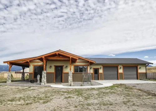 Modern Dog Friendly Paradise Valley Home near Yellowstone NP & Chico Hot Springs