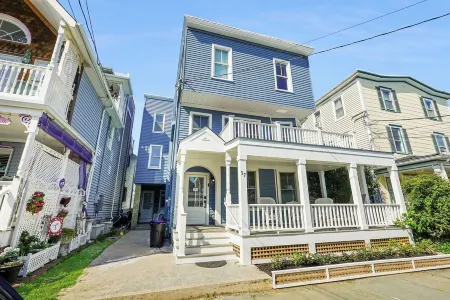 Grandeur Ocean Grove 9 bedroom House Отели рядом с достопримечательностью «Ошен Гров Бич»