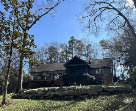Cozy 3-bedroom lakefront cottage in beautiful Clemson, SC