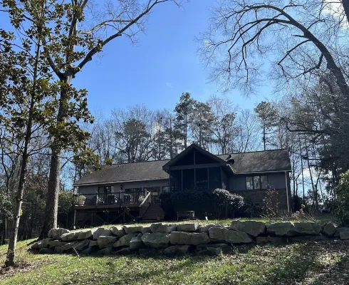 Cozy 3-bedroom lakefront cottage in beautiful Clemson, SC