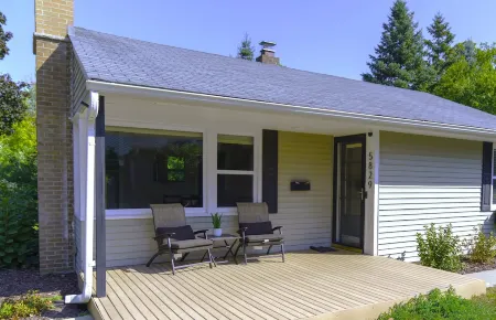 Sunny Retreat Haven Отели рядом с достопримечательностью «Park Nicollet Eye Care and Optical Store St. Louis Park»