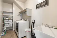 Comfy “Idahome” just minutes from downtown Eagle. A perfect 3BR family gem!