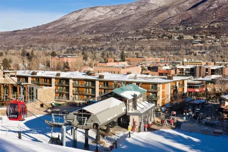 "6 Million Condo North of Nell  3Bed, 2Bath at Gondola ski in/ski out w parking" Отели рядом с достопримечательностью «Aspen Highlands»
