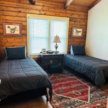 Spacious Log Cabin at Lake Guntersville