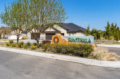 TJ Rancher home, private yard, king beds, 2.5 bath Hotels near Snake River Canyon Trail
