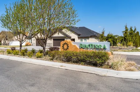 TJ Rancher home, private yard, king beds, 2.5 bath