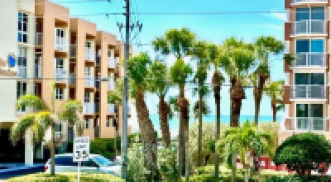Unit #216 Minutes to the beach! So cute & spacious w/ peek a boo view of Gulf! 레딩턴 비치 호텔