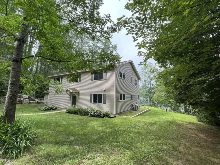 Maine Lake Country Home: Pond + Water Crafts and Ski Отели в г. Тернер