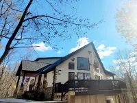 A fairytale like Cottage tucked in the woods: hot tub/wi-fi/game room/firepit!