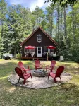 Knotty pine log cabin - boating, fishing, ATV trails and hiking!
