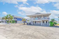 Pool Paradise: 8 bedroom 6 bath private pool sleeps 20 across from the beach! - 4つ星