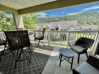 Lissa's Retreat- 4 BDRM 3 BA Sleeps 12! Indoor Pool, Gym, Fishing, Golf, & Park
