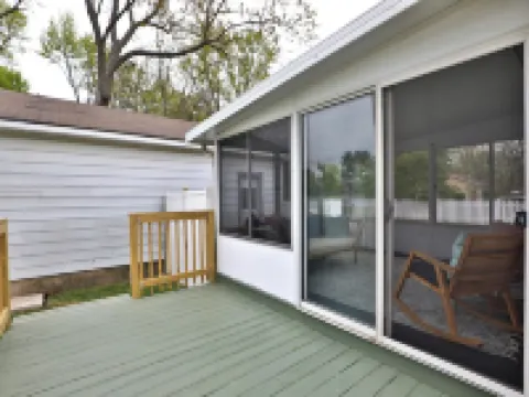 THE GOOD PLACE - Uptown Westerville's Premier Vacation Home - Colorful & Cozy Hotels in Westerville