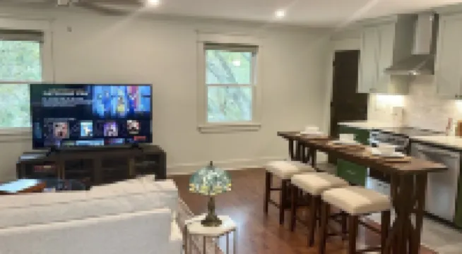 Historic Downtown Carriage House & Oaisis