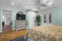 Coastal Pool Retreat - close to the Beach with a Private Heated Pool!! Hoteles cerca de Gulfport Premium Outlets