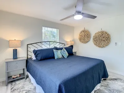 St Pete Charm! 2bd/1ba walk downtown Sunny 2nd Flr Hotels near The Dalí Museum