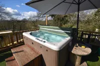 Farmhouse with rural and river views & 10 minute walk to market town