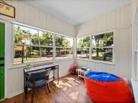 Charming Three Bedroom One Bath Bungalow Located n Dixieland Historic District - 3 stjerner