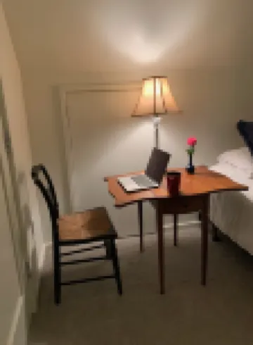 A second floor apartment with en-suite near UNE, Southern Maine beach’s.