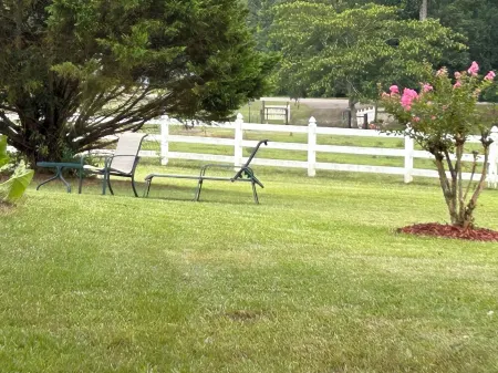 Beautiful family-sized retreat near Troy University. Large Porch & Cozy Patio!