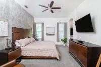 Stunning Hidden Haven w/Pool! Casa Industrial 월마트 슈퍼센터 주변 호텔